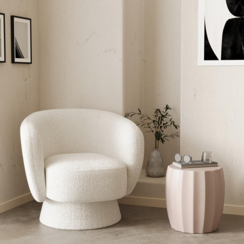 La table d’appoint ronde en ciment Grenade réunit minimalisme et sensualité. on coloris rose pâle et son aspect satiné renforcent le supplément d’âme de cette table d’appoint, imaginée comme un meuble de salon gain de place. Tout le monde peut se faire pl Rose POTIRON PARIS Meuble & Déco